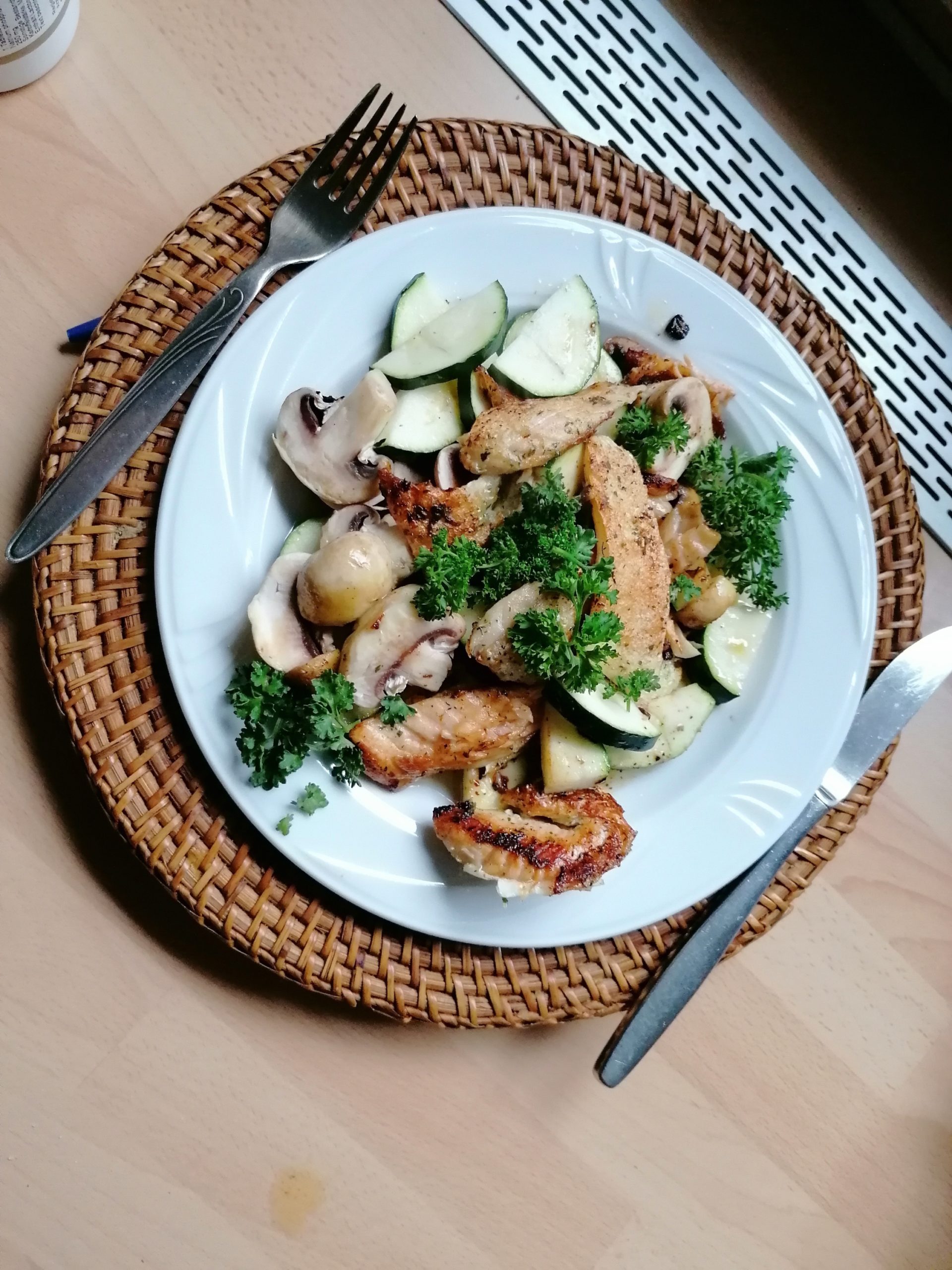 Rezept: Zuchini Champion Pfanne mit Lachsstreifen - Personal Training ...