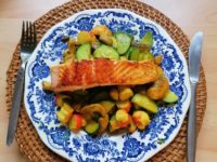 Rezept: Pilz-Gurken Gemüse mit Lachs und Garnelenschwänzen