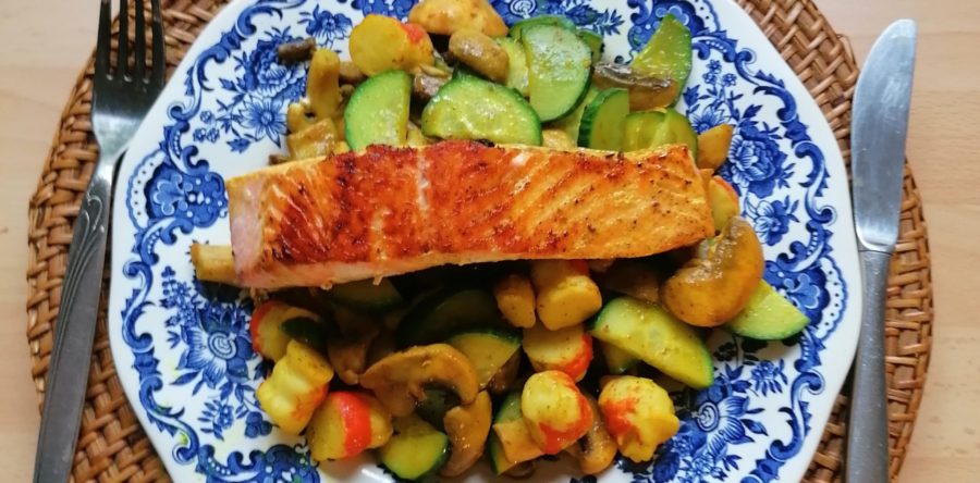 Rezept: Pilz-Gurken Gemüse mit Lachs und Garnelenschwänzen