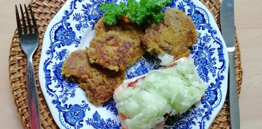 Rezept: Gemüsefrikadellen mit Lachs und Gurkendach